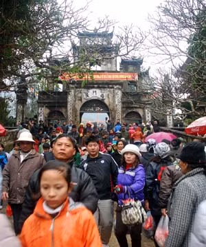 Lễ hội Chùa Hương 2012: Về nơi “Linh sơn phúc địa” ảnh 3