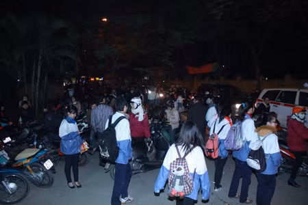 Học sinh tan trường giờ chạng vạng ảnh 3