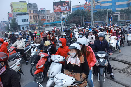 Ngày đầu tiên Hà Nội đổi giờ làm: Đường ít tắc ảnh 3