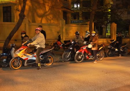 Học sinh tan trường giờ chạng vạng ảnh 1