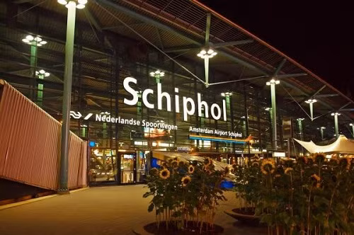 Một phần sân bay Amsterdam bị phong toả do nghi có bom ảnh 1