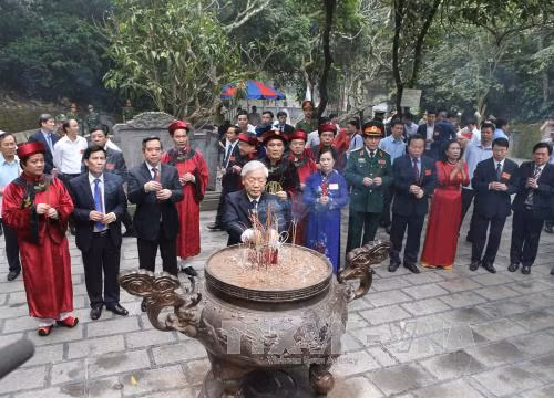 Tổng Bí thư Nguyễn Phú Trọng dâng hương tưởng niệm các Vua Hùng ảnh 3