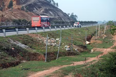 Tai nạn “rình rập” trên cao tốc Nội Bài – Lào Cai ảnh 2
