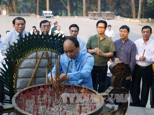Thủ tướng dâng hương tưởng nhớ các AHLS tại Quảng Trị ảnh 1
