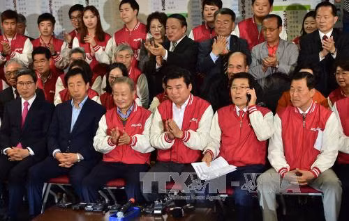 Hàn Quốc: Lãnh đạo đảng Saenuri xin từ chức ảnh 1