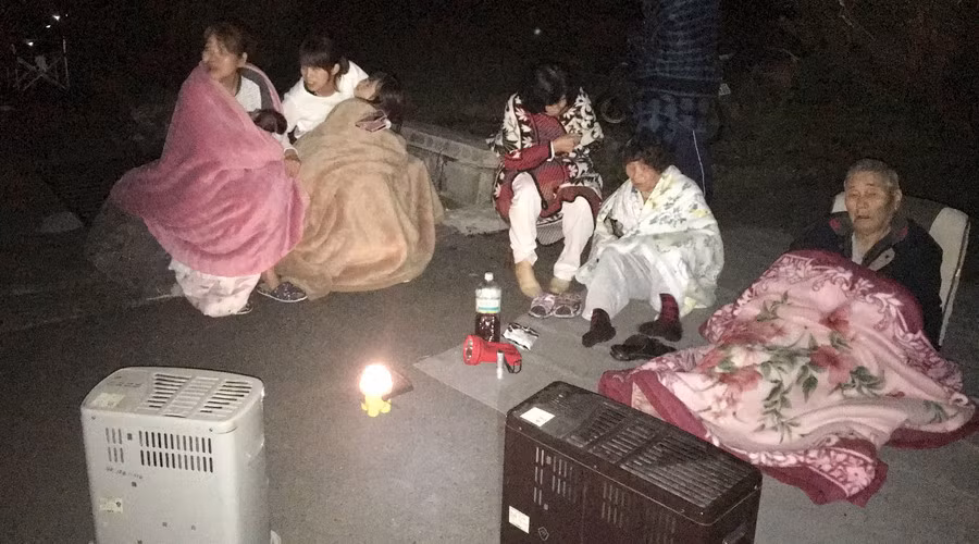 Hiện trường tan hoang sau 2 vụ động đất Nhật Bản ảnh 5