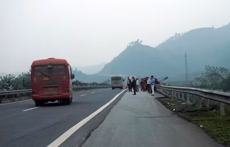 Tai nạn “rình rập” trên cao tốc Nội Bài – Lào Cai ảnh 9