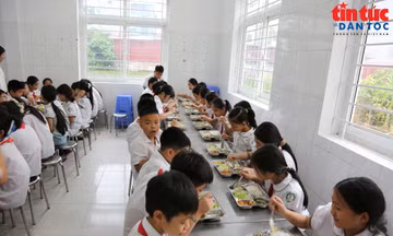 Bữa trưa ngày 14/9 của học sinh Trường TIểu học Lê Trọng Tấn (Hà Nội). Ảnh: VP