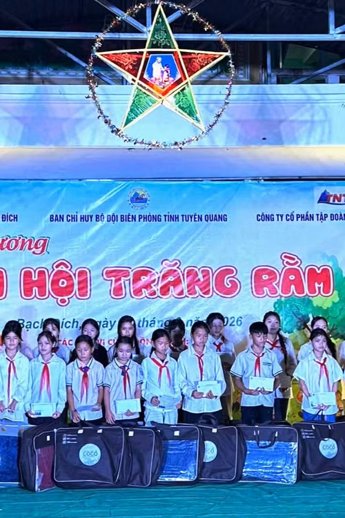 Ấm áp Trung thu nơi biên cương