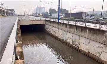 Hầm chui trước Bến xe miền Đông mới ngập sâu do mưa lớn