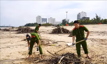 Khẩn trương làm sạch bãi biển Nhật Lệ sau mưa lũ