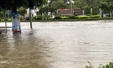 Ngành đường sắt chuyển tải hành khách qua vùng ngập ở Thanh Hóa
