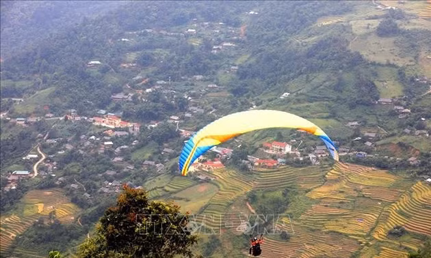 Du lịch Lào Cai: Kỳ thú bay trên mùa vàng Khau Phạ