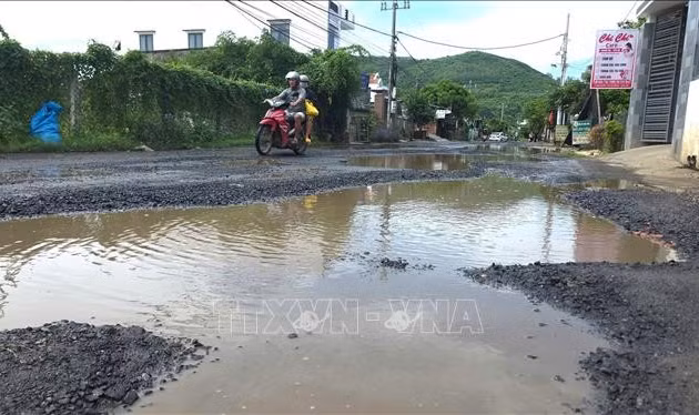Đường xuống cấp kéo dài, người dân Đắk Lắk mong sớm được sửa chữa