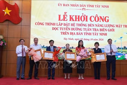 Tây Ninh lắp đặt đèn năng lượng mặt trời dọc đường tuần tra biên giới 