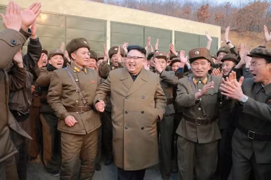 Thử tên lửa thành công, ông Kim Jong-un vui mừng cõng chuyên gia ảnh 3