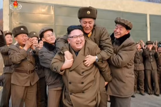 Thử tên lửa thành công, ông Kim Jong-un vui mừng cõng chuyên gia ảnh 1