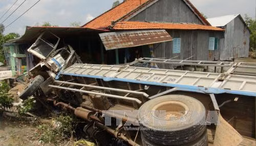 Xe tải chở xoài bất ngờ đâm vào nhà dân, lật ngang ảnh 1