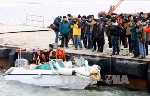 Tìm thấy di hài nghi là nạn nhân phà chìm Sewol ảnh 1