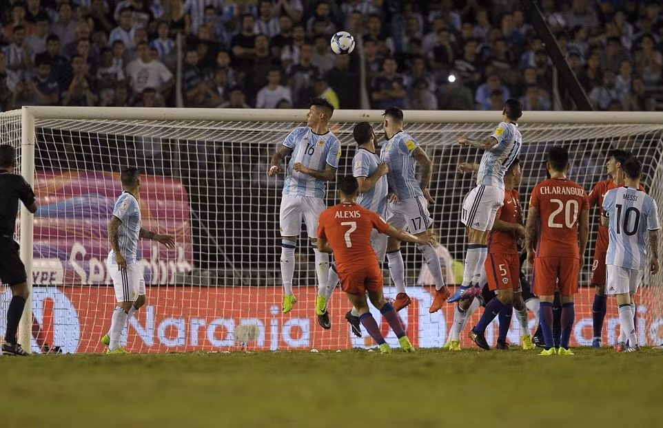 Messi lập công, Argentina rộng cửa dự World Cup 2018 ảnh 2