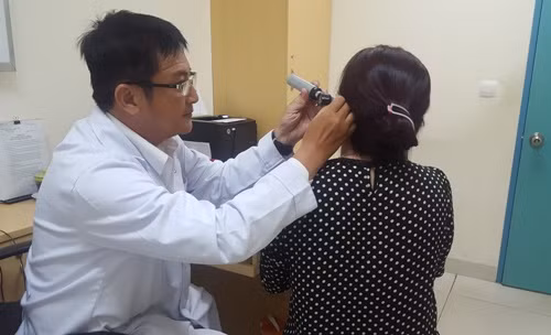 Dễ viêm tai ngoài do dùng bông ráy tai không đúng cách ảnh 1