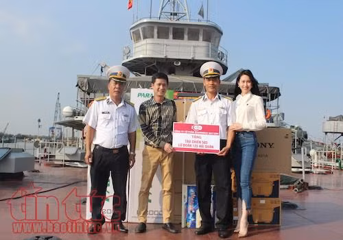Hoa hậu Thu Vũ tặng quà cho các chiến sỹ Hải quân ảnh 1