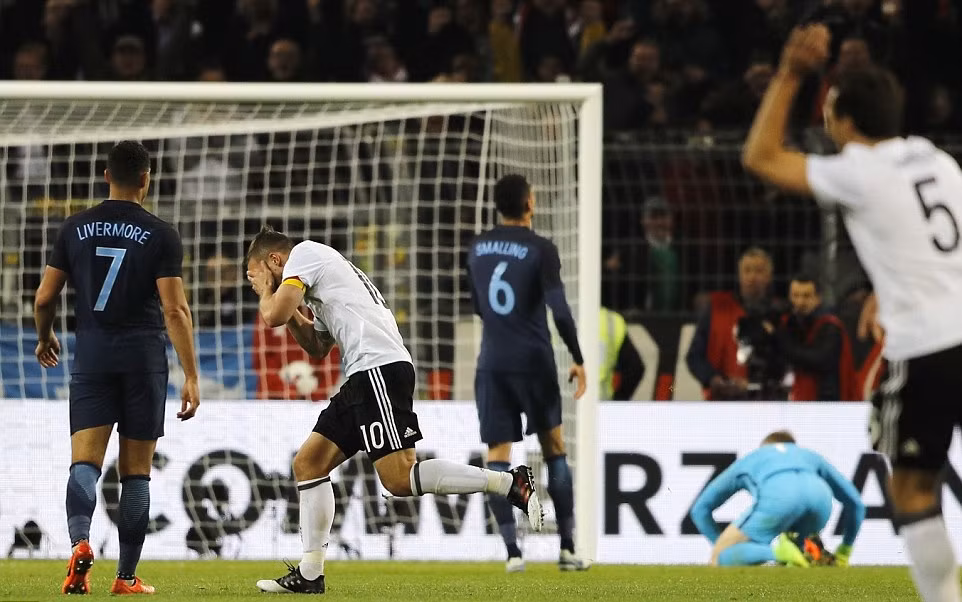 Lukas Podolski gửi lời chia tay tuyển Đức bằng bàn thắng đẹp kinh điển, hạ gục Tam Sư ảnh 1