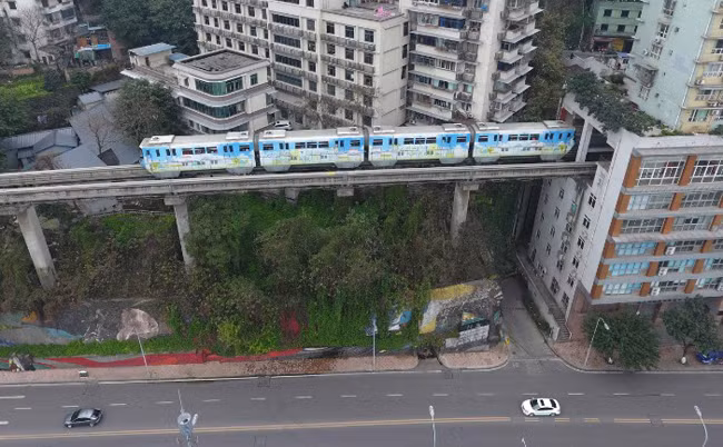 Lạ lùng tàu điện đi xuyên tòa nhà cao tầng ảnh 3