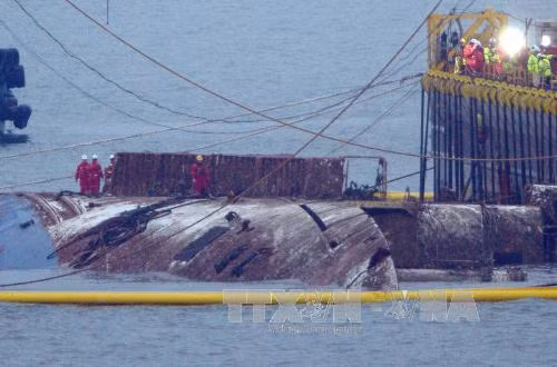 Hàn Quốc bắt đầu lai dắt phà chìm Sewol ảnh 1