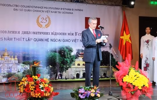 Kỷ niệm 25 năm thiết lập quan hệ ngoại giao Việt Nam - Ukraine ảnh 1