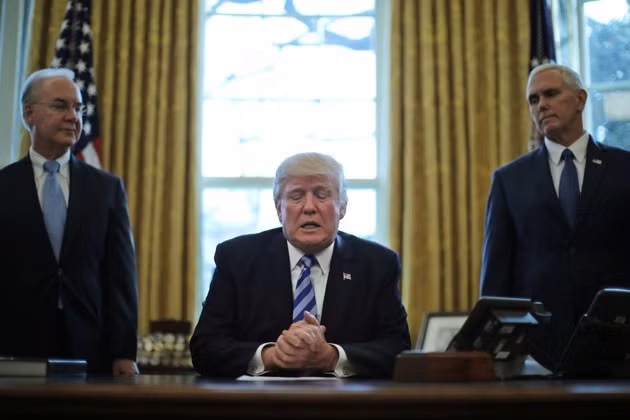 Nếm trái đắng Obamacare, ông Trump gọi phe Dân chủ là 'kẻ thua cuộc' ảnh 1