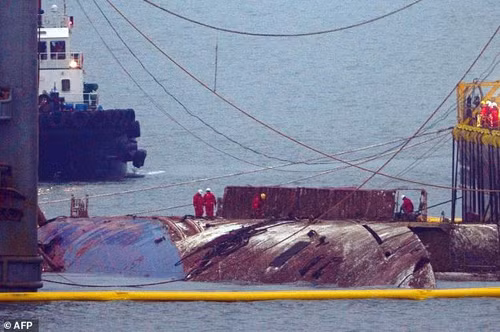 Hàn Quốc trục vớt được một phần phà Sewol ảnh 1