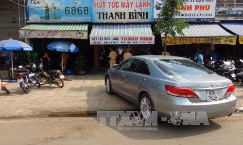 Ô tô mất lái lao vào quán cà phê, 3 người bị thương ảnh 1