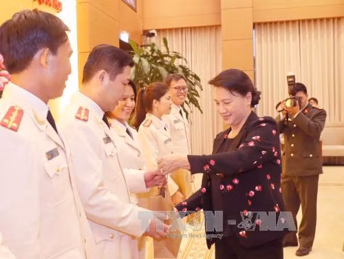 Chủ tịch Quốc hội gặp mặt đoàn viên, thanh niên công an tiêu biểu ảnh 1