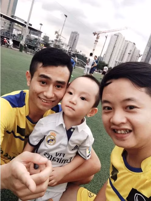 Ca sĩ Tuấn Hưng mang con trai ra sân bóng, cổ vũ cho Real ảnh 5