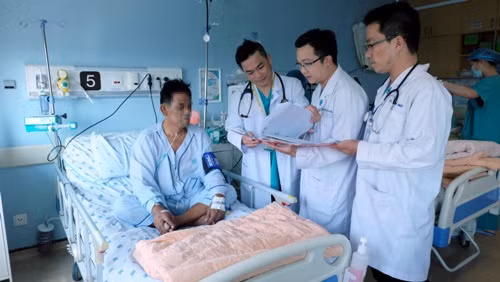 Cấp cứu liên viện giúp một người nước ngoài thoát 'lưỡi hái tử thần' ảnh 1