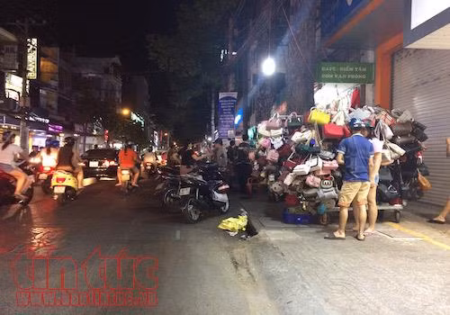 Vỉa hè TP Hồ Chí Minh sáng thông thoáng, tối lại nhếch nhác ảnh 2
