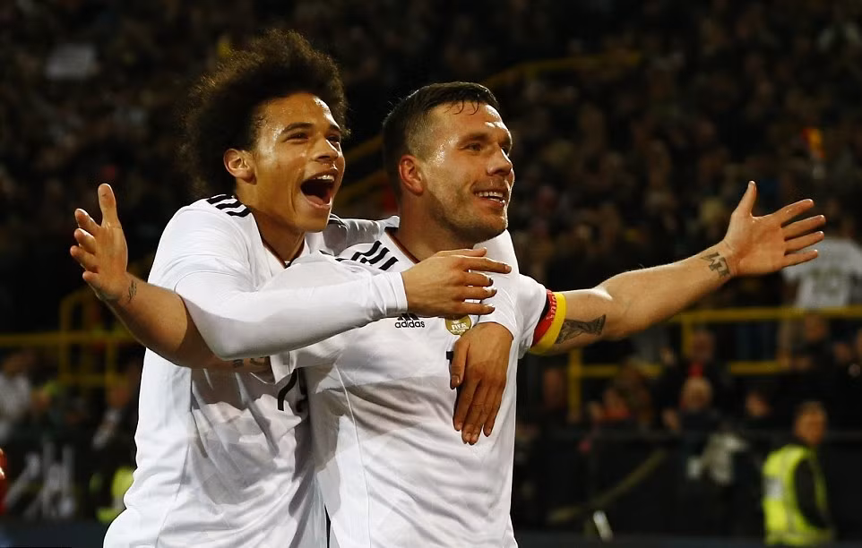 Lukas Podolski gửi lời chia tay tuyển Đức bằng bàn thắng đẹp kinh điển, hạ gục Tam Sư ảnh 2
