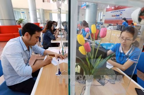 Các ngân hàng thương mại công bố giảm lãi suất cho vay ảnh 1