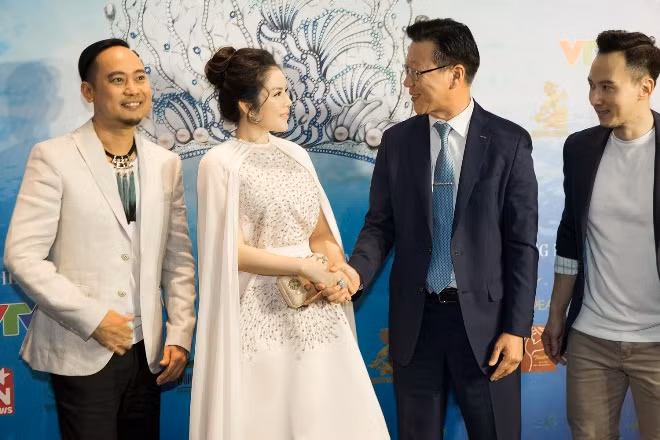 Lý Nhã Kỳ đi siêu xe, đẹp quý phái làm giám khảo Hoa hậu Đại dương ảnh 7