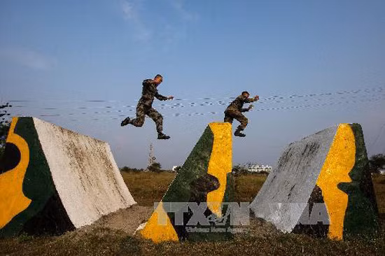Trung Quốc diễn tập bắn đạn thật gần biên giới với Myanmar ảnh 1