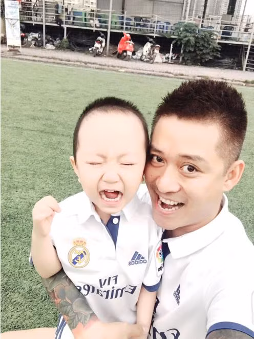 Ca sĩ Tuấn Hưng mang con trai ra sân bóng, cổ vũ cho Real ảnh 1
