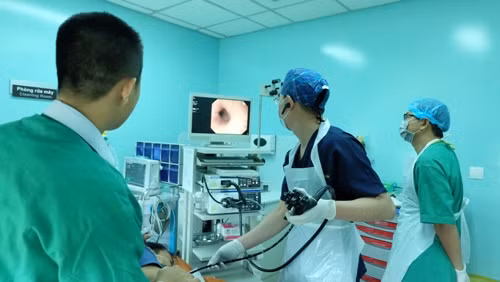 Rách thực quản vì uống thuốc quên bóc vỏ ảnh 2