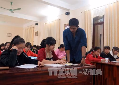 Lớp dạy tiếng Anh miễn phí nơi cửa chùa ảnh 2