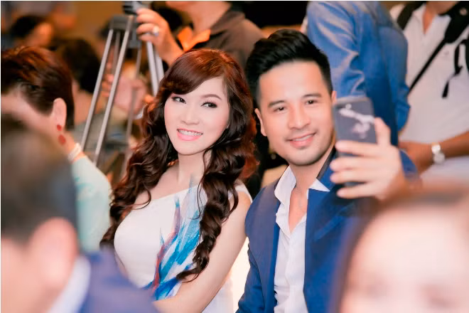 Ngắm chiếc váy 2.000 USD làm bằng tay, có ý tưởng từ thuyết ngũ hành của ca sĩ Kavie Trần ảnh 2