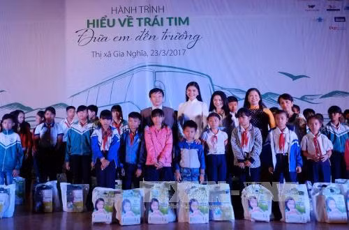 Trao 300 phần quà cho trẻ em có hoàn cảnh khó khăn tỉnh Đắk Nông ảnh 1