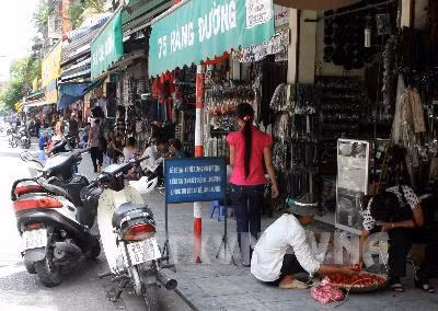 Vỉa hè Hà Nội đã thoáng nhưng... chưa sáng ảnh 1