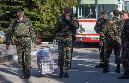 Toàn bộ nhân viên Bộ Nội vụ Ukraine đã rời Crimea ảnh 1