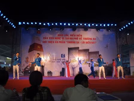 Giao lưu, biểu diễn nghệ thuật vì Trường Sa thân yêu ảnh 2