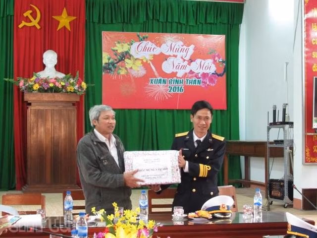 Chuyển quà Tết tới huyện đảo Lý Sơn ảnh 1